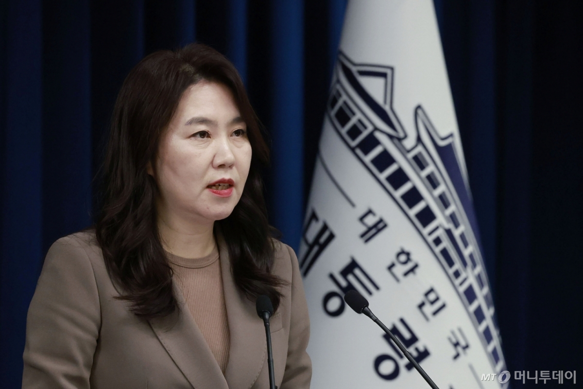 [서울=뉴시스] 최동준 기자 = 강유정 대변인이 4일 서울 용산 대통령실 청사에서 수석보좌관회의 관련 브리핑을 하고 있다. 2025.12.04. photocdj@newsis.com /사진=최동준