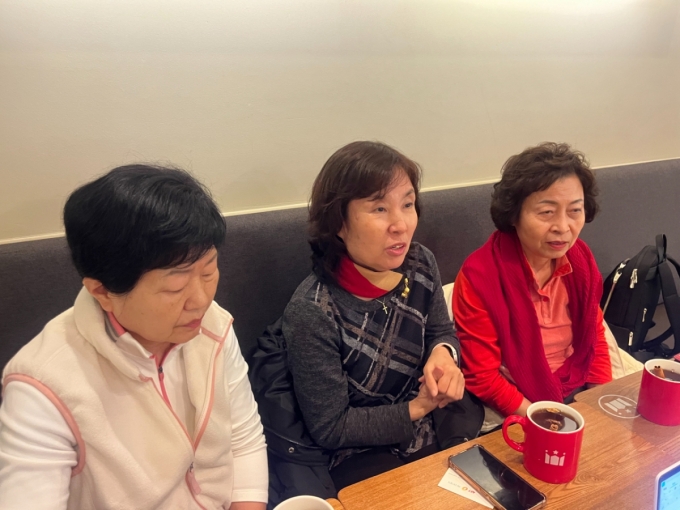 3일 서울 광진구 한 카페에서 만난 요양보호사 권은자·임미숙·박순화씨(왼쪽부터)./사진=이정우 기자.