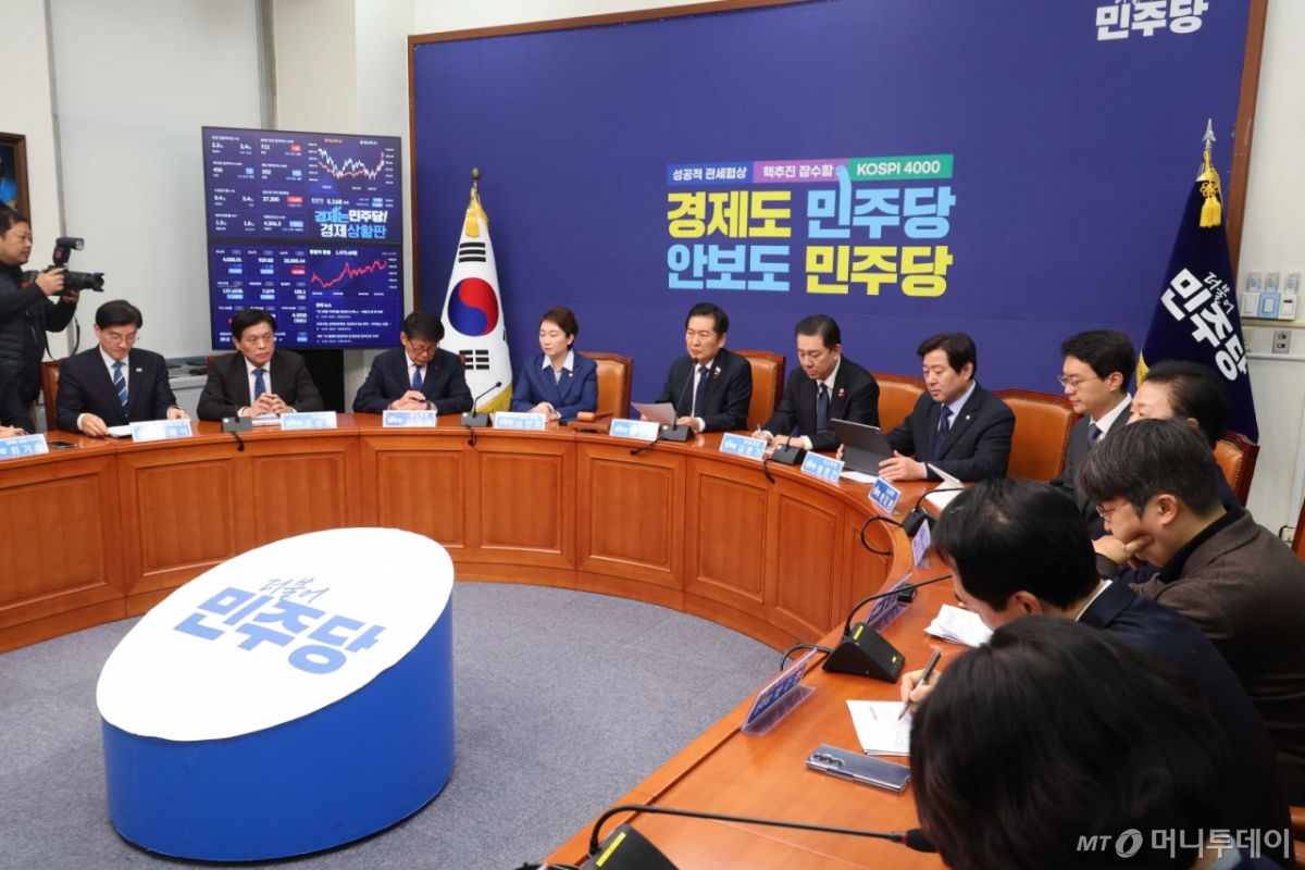 [서울=뉴시스] 조성봉 기자 = 정청래 더불어민주당 대표가 5일 오전 서울 여의도 국회에서 열린 최고위원회의에서 발언을 하고 있다. 2025.12.05. suncho21@newsis.com /사진=조성봉