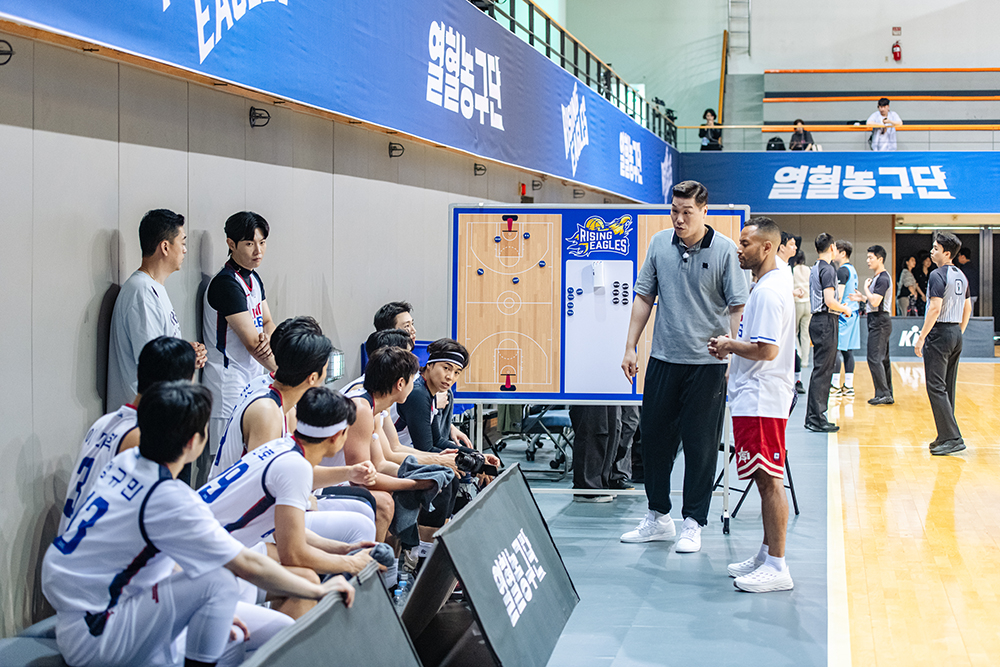 가수 겸 프로듀서 박진영이 자신이 이끄는 연예인 농구단 BPM과 서장훈의 농구팀 라이징이글스의 경기 뒤 "라이징이글스, 앞으로 큰일 났다"고 예언했다. /사진제공=CU미디어