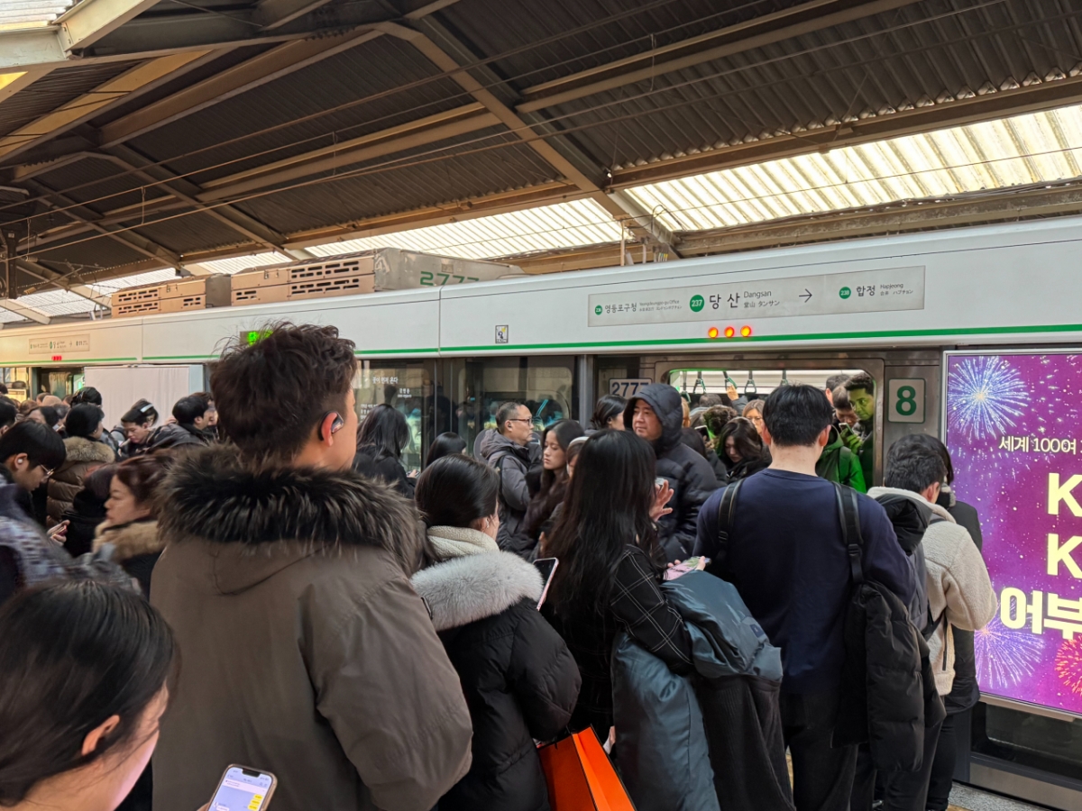 5일 오전 영등포구 당산역은 어제 내린 눈으로 빙판길이 되자 대중교통을 타려는 사람들로 가득했다./사진=최문혁 기자.