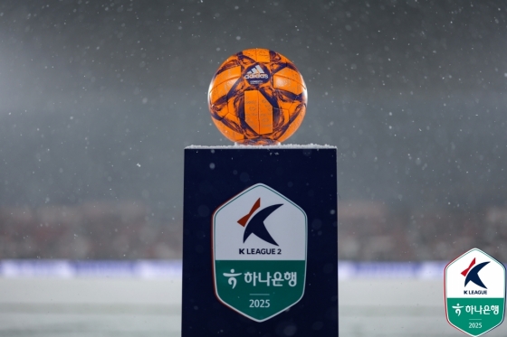 폭설에 대비해 4일 부천종합운동장에서 열릴 예정이던 부천FC와 수원FC의 승강 플레이오프 1차전에서 사용될 예정이던 형광색 공. /사진=한국프로축구연맹 제공