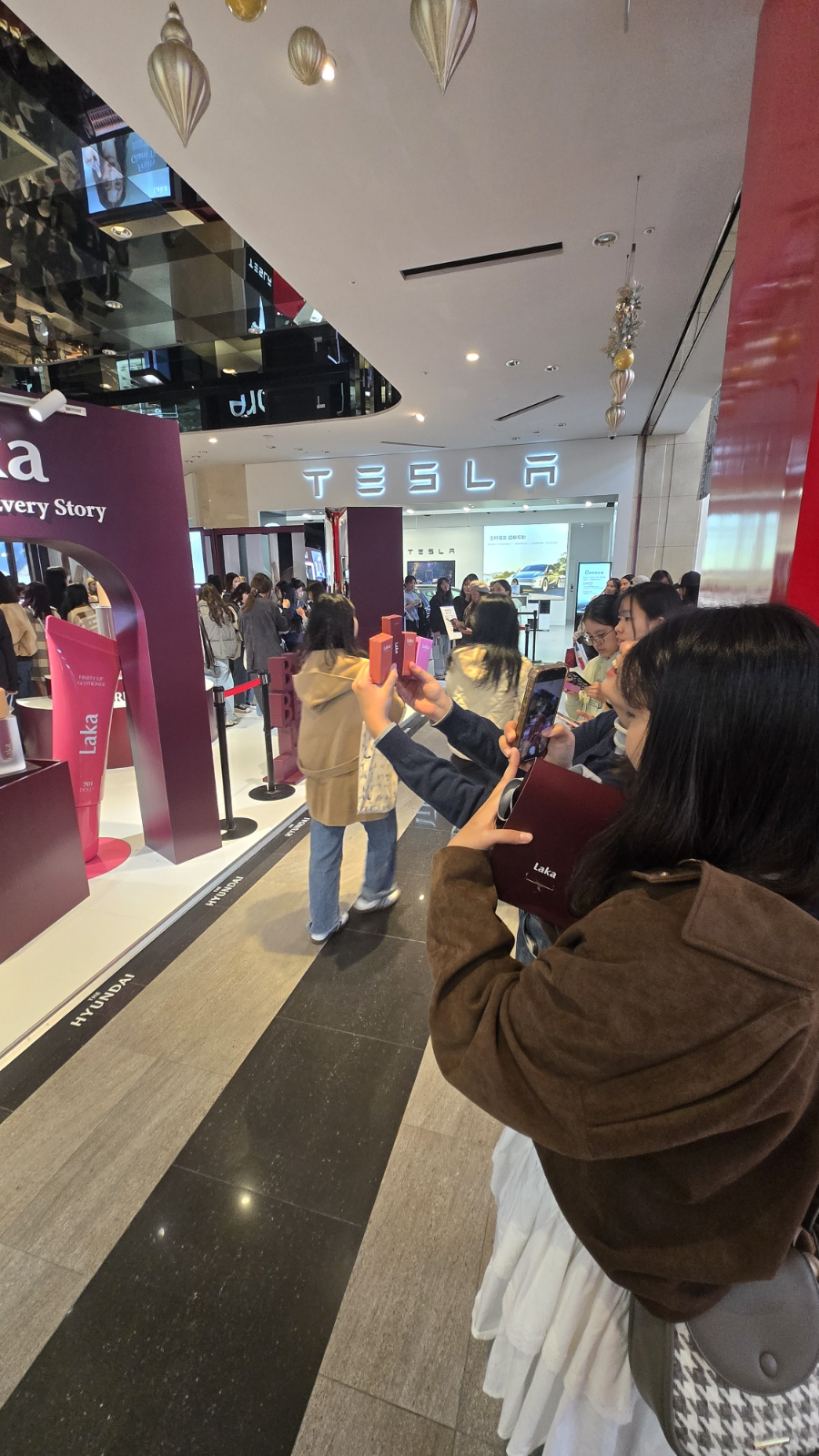 더현대 글로벌이 운영한 라카 팝업 매장에서 물건을 구매한 대만 고객들이 제품을 꺼내 '인증샷'을 남기고 있다. /사진=유엄식 기자