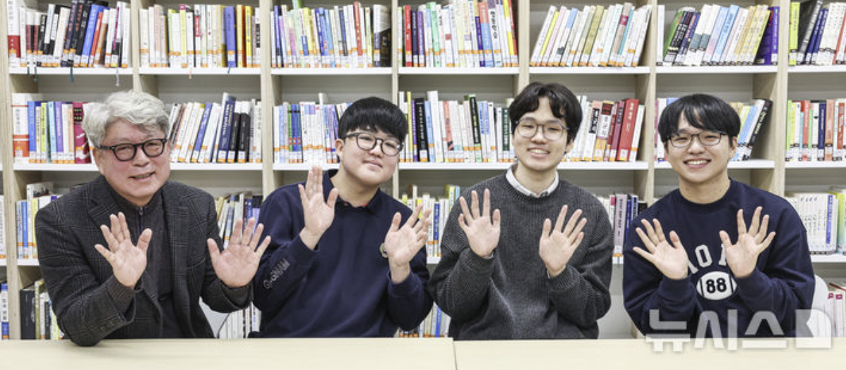 2026학년도 대학수학능력시험 수능 만점자 왕정건 학생이 5일 오전 서울 광진구 광남고등학교에서 언론 인터뷰를 마친 뒤 기념촬영하고 있다. 