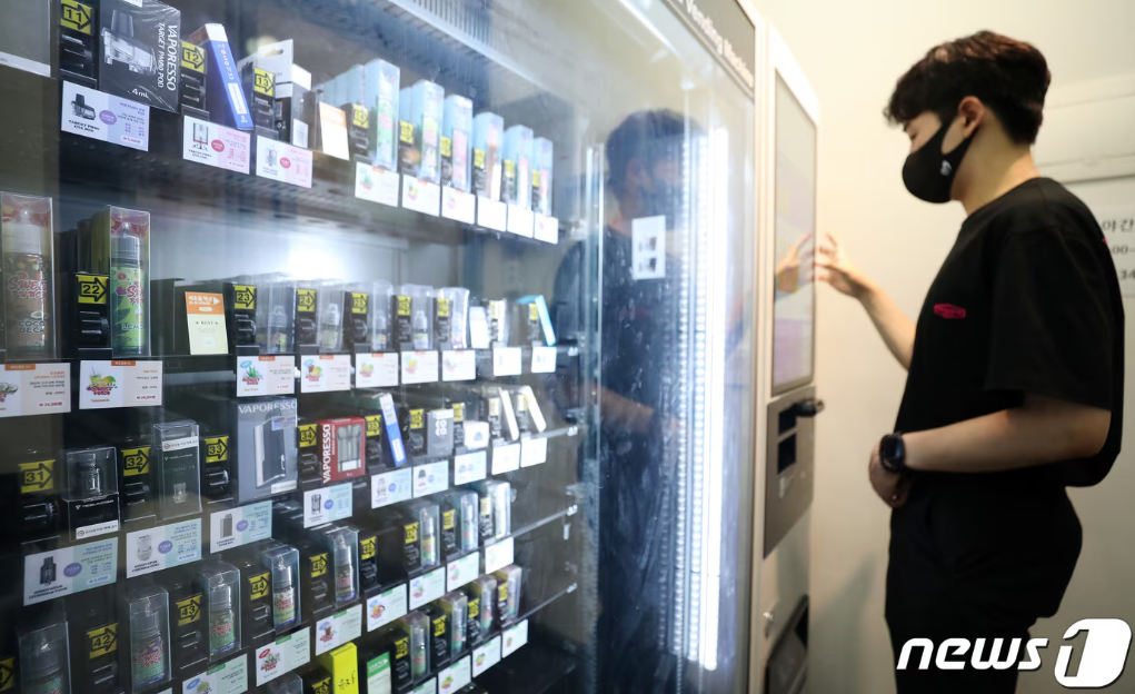 서울시내 한 전자담배 판매점에 전자담배들이 진열된 모습./사진=뉴스1.