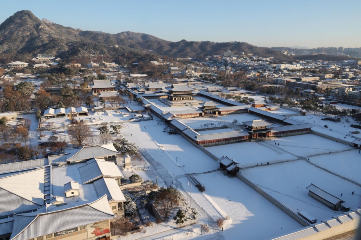 5일 오전 서울 종로구 경복궁에 눈이 내린 모습. / 사진 = 뉴시스 