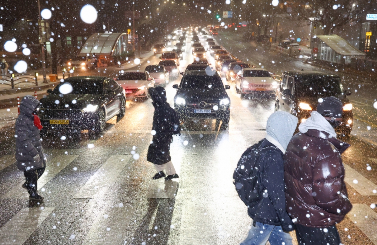 지난 4일 서울·인천·경기·강원 대설주의보가 발효됐다. 퇴근길 서울 중구 거리에 눈이 내리는 모습./사진=뉴시스.