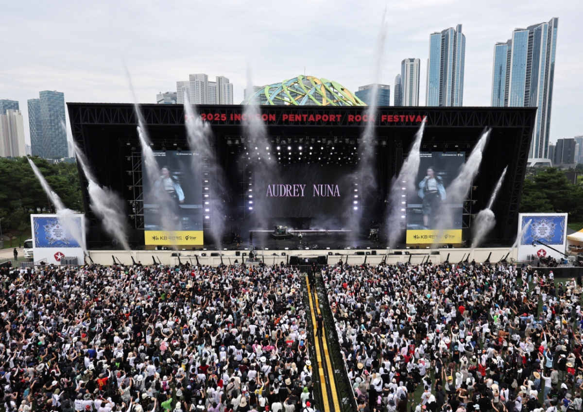 지난 8월 3일 오후 인천 연수구 송도달빛축제공원에서 열린 '2025 인천펜타포트 락 페스티벌'에서 관람객들이 오드리 누나(AUDREY NUNA)의 공연을 관람하고 있다. /사진 = 뉴시스 