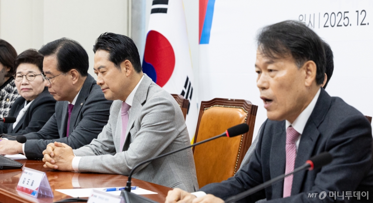 (서울=뉴스1) 이승배 기자 = 장동혁 국민의힘 대표가 5일 서울 여의도 국회에서 열린 '혼용무도' 이재명정권 6개월 국정평가 회의에서 윤한홍 의원의 발언을 듣고 있다. 2025.12.5/뉴스1  Copyright © 뉴스1. All rights reserved. 무단 전재 및 재배포,  AI학습 이용 금지. /사진=(서울=뉴스1) 이승배 기자