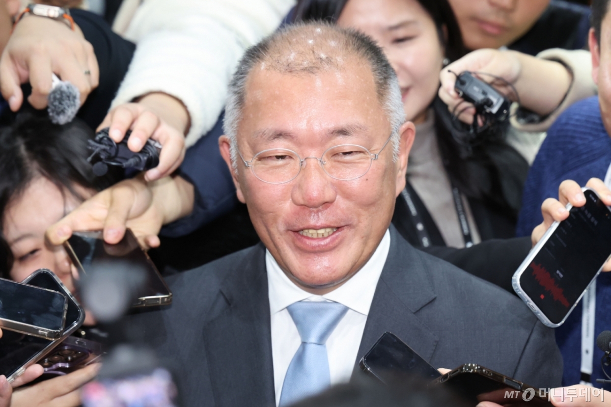 [용인=뉴시스] 권창회 기자 = 정의선 현대차그룹 회장이 5일 경기 용인시 기아 비전스퀘어에서 열린 기아 80주년 기념 행사를 마치고 취재진 질문에 답하고 있다. 2025.12.05. kch0523@newsis.com /사진=권창회
