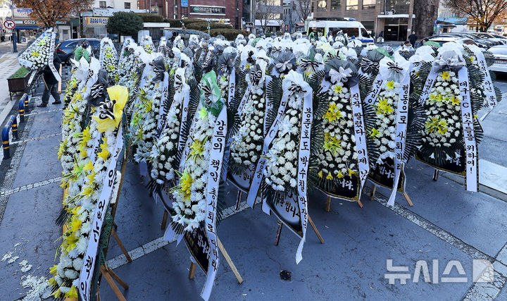 5일 대구 중구 대구시청 동인청사 주차장에 대구 프로축구단 대구FC의 정상화를 요구하는 취지의 근조화환이 놓여져 있다. /사진=뉴시스