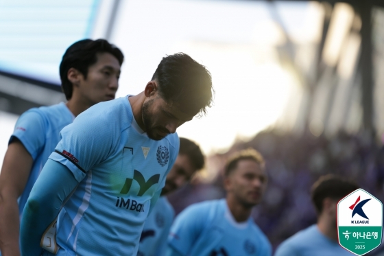 세징야가 대구 팬들 앞에서 고개를 숙이고 있다. /사진=한국프로축구연맹 제공
