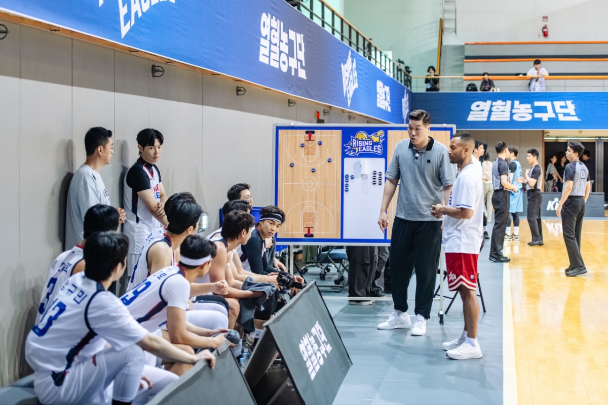열혈농구단 팀 라이징이글스와 가수 겸 프로듀서 박진영이 이끄는 농구팀 BPM과 경기에서 서장훈이 선수들에게 작전을 설명하고 있다. /사진=CU미디어