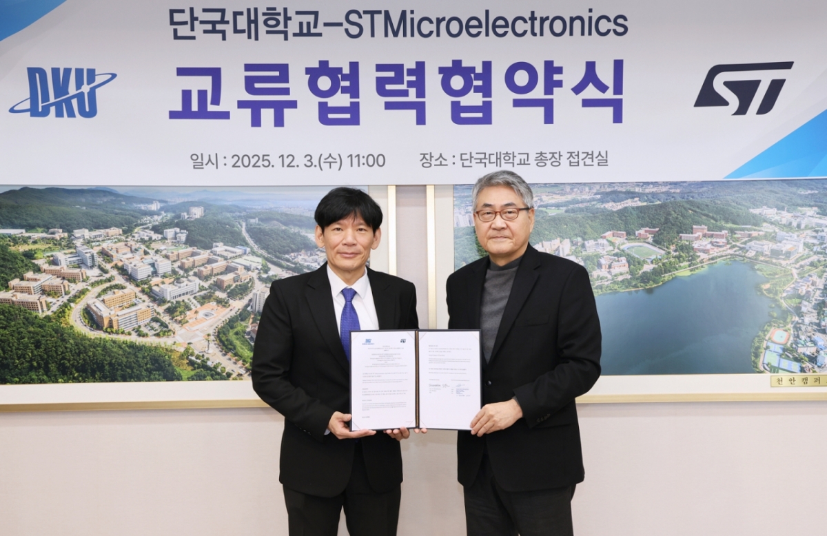 안순철 단국대 총장(오른쪽)과 박준식 ST 한국지사장이 업무협약 후 기념촬영하고 있다./사진제공=단국대