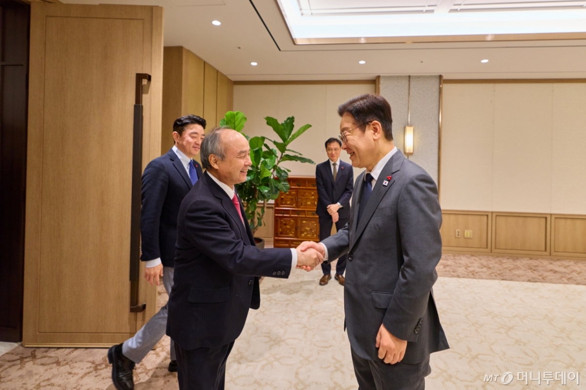 (서울=뉴스1) 이재명 기자 = 이재명 대통령이 5일 서울 용산 대통령실 청사에서 손정의 소프트뱅크그룹 회장 접견에 앞서 악수하고 있다. (대통령실 제공. 재판매 및 DB 금지)  2025.12.5/뉴스1  Copyright © 뉴스1. All rights reserved. 무단 전재 및 재배포,  AI학습 이용 금지. /사진=(서울=뉴스1) 이재명 기자