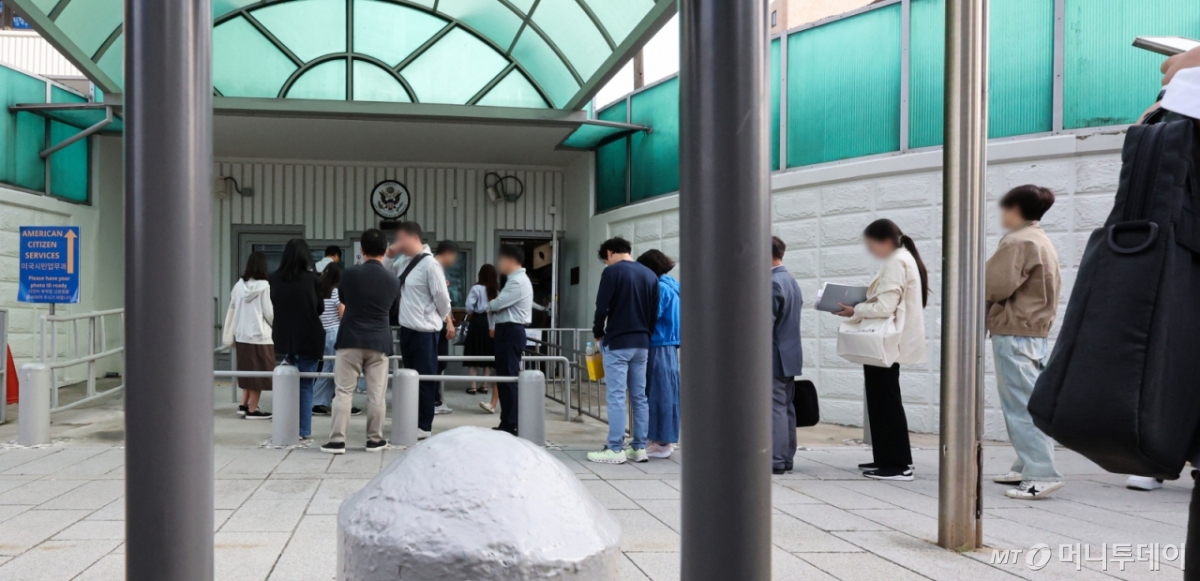 [서울=뉴시스] 권창회 기자 = 22일 오전 서울 종로구 주한미국대사관 앞에서 시민들이 미국 비자심사를 받기 위해 줄 서 있다. 미국이 최근 전문직 비자인 H-1B 비자 수수료를 10만 달러(약 1억 4,000만 원)로 인상한데 이어 오는 30일부터는 전자여행허가(ESTA) 수수료를 40달러(약 5만 6,000원)로 기존 수수료보다 약 2배 인상한다. 2025.09.18. 