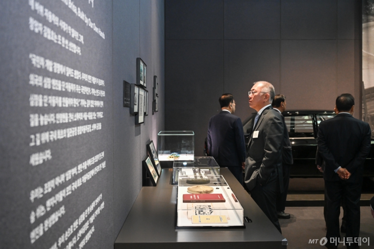 [서울=뉴시스] 정의선 현대자동차그룹 회장이 5일 경기 용인시 비전스퀘어에서 열린 기아 80주년 기념 전시 '움직임의 유산'을 관람하고 있다. (사진=현대차·기아 제공) 2025.12.05. photo@newsis.com *재판매 및 DB 금지 /사진=류현주
