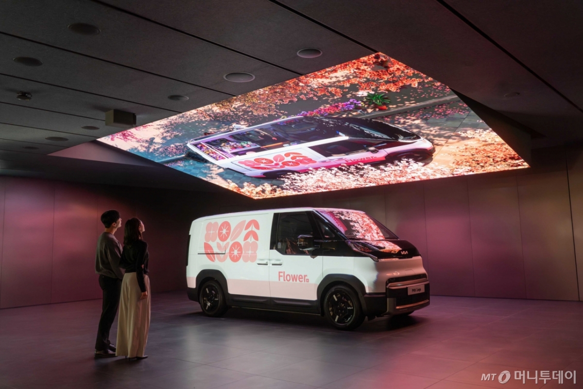 (서울=뉴스1) = 기아가 경기도 화성에 위치한 오토랜드 화성에 고객체험 공간을 열고 PBV(목적 기반 모빌리티) 생태계 확장에 나선다고 1일 밝혔다. 사진은 기아 ‘오토랜드 화성’ 고객체험 공간 1층 PBV 스테이지 전경. (현대차·기아 제공. 재판매 및 DB 금지) 2025.12.1/뉴스1  Copyright © 뉴스1. All rights reserved. 무단 전재 및 재배포,  AI학습 이용 금지. /사진=(서울=뉴스1)