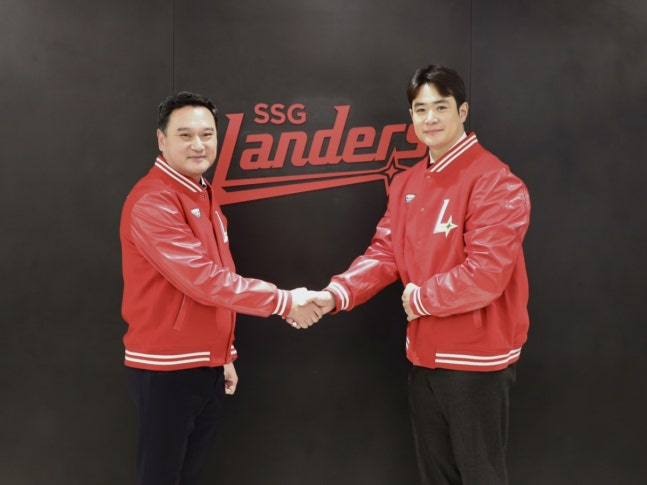 SSG로 이적한 김재환(오른쪽)이 5일 계약을 체결한 후 기념사진을 찍고 있다. /사진=SSG랜더스 제공