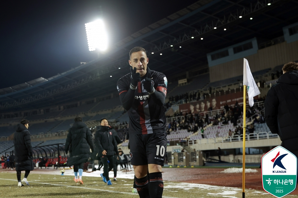 카메라를 향해 골 세리머니하는 바사니의 모습. /사진=한국프로축구연맹 제공