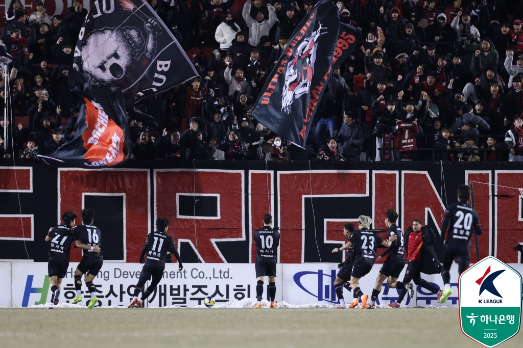 바사니(가운데)와 부천FC 선수들이 팬들에게 다가가 골 세리머니를 하고 있다. /사진=한국프로축구연맹 제공