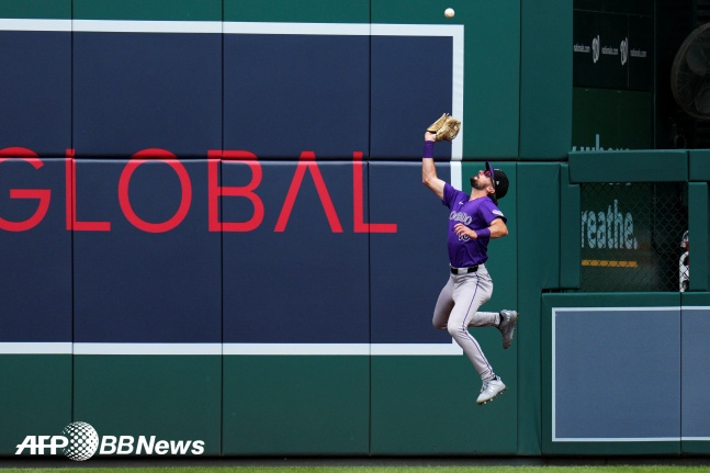 콜로라도 시절 샘 힐리어드가 외야 중앙에서 점프 캐치를 하고 있다. /AFPBBNews=뉴스1