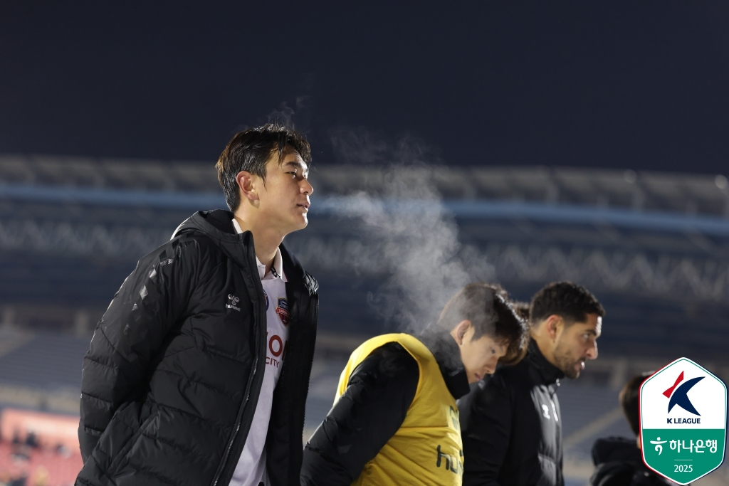 5일 부천종합운동장에서 열린 부천FC와의 승강 플레이오프 1차전 패배 후 아쉬워하고 있는 선수들. /사진=한국프로축구연맹 제공