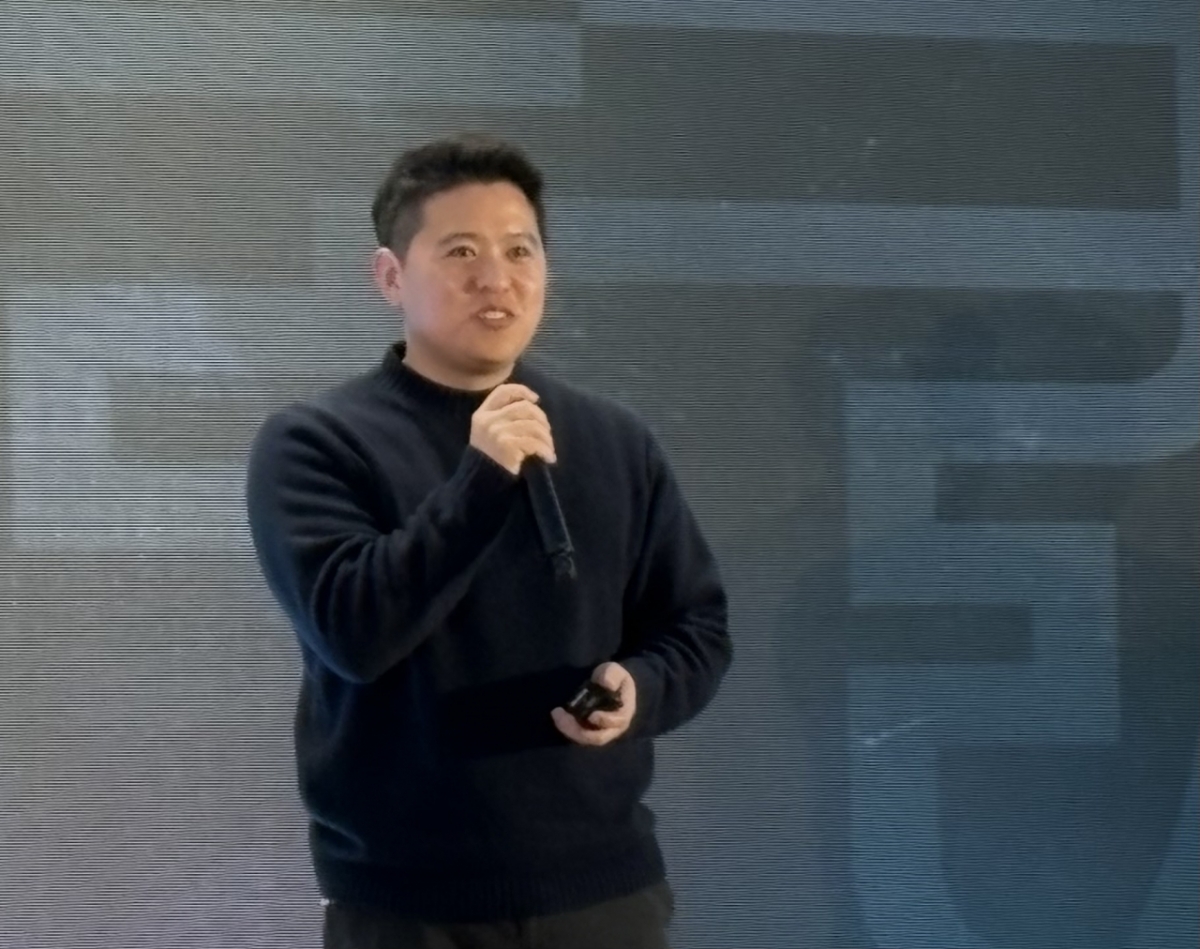 조성원 뉴타입인더스트리즈 대표가 지난 5일 서울 용산구 국방컨벤션에서 열린 '2025 디펜스 포럼'에서 '미국시장 진출을 통해 본 미션 레디 AI의 미래'를 주제로 발표하고 있다. / 사진=김인한 기자