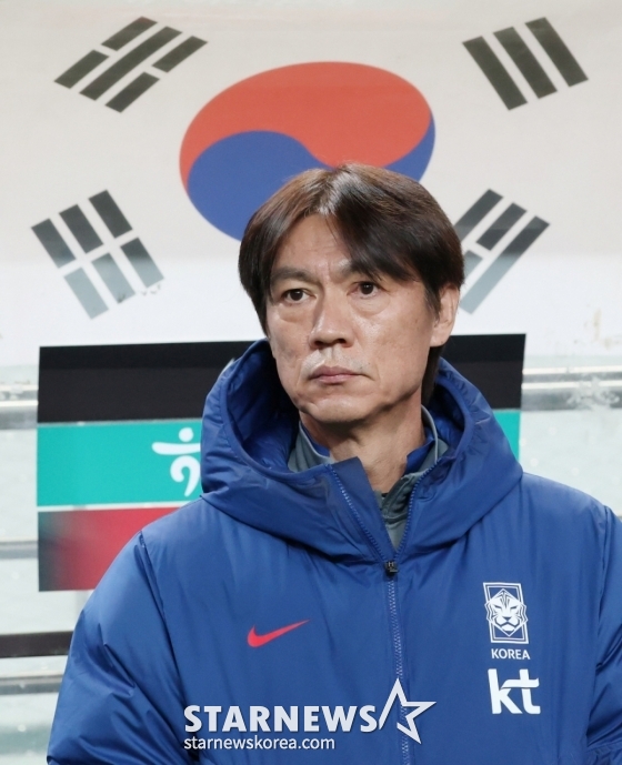 축구 국가대표 A매치 친선경기 대한민국과 가나의 경기가 18일 서울월드컵경기장애서 열렸다.  홍명보 감독이 그라운드를 응시하고 있다. /사진=김진경 대기자