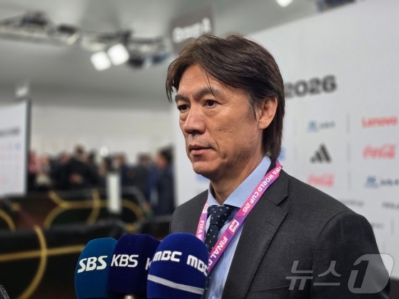 홍명보 감독이  6일(한국시간) 열린 2026 FIFA 북중미월드컵 조 추첨 직후 현지에서 열린 믹스트존 인터뷰에서 취재진의 질문에 답하고 있다.  /사진=뉴스1