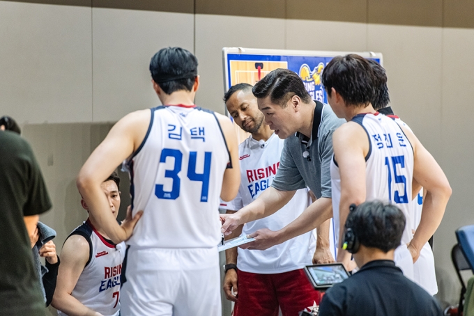 '열혈농구단' 서장훈 감독이 이끄는 라이징이글스가 가수 겸 프로듀서 박진영이 이끄는 연예인 농구단 BPM과 첫 경기를 펼쳤다. /사진제공=CU미디어