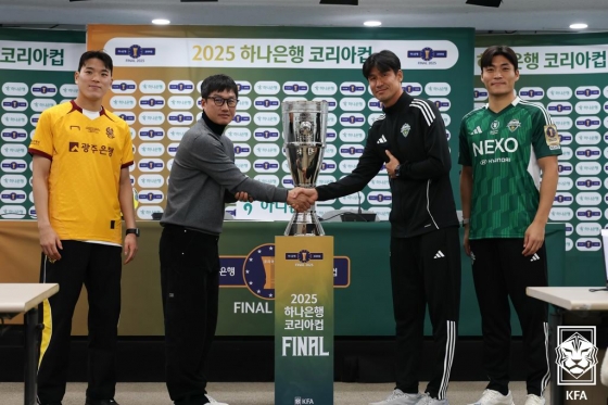 이정효(왼쪽에서 두 번째) 광주 감독과 정조국(오른쪽에서 두 번쨰) 전북 현대 코치가 악수하고 있다. /사진=대한축구협회 제공