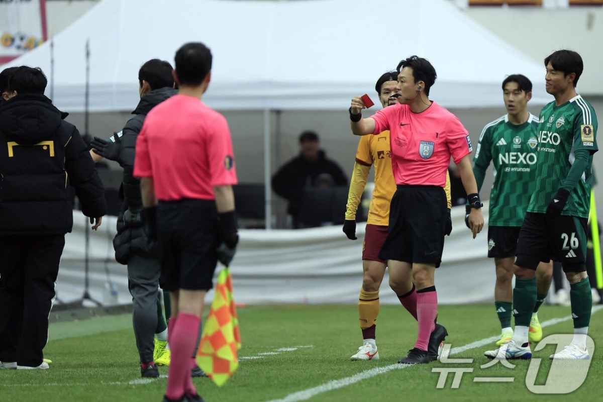 박병진 주심이 6일 오후 1시 30분 서울월드컵경기장에서 열린 2025 하나은행 코리아컵 결승 경기 중 이정효 감독에게 레드카드를 꺼내고 있다. /사진=뉴스1