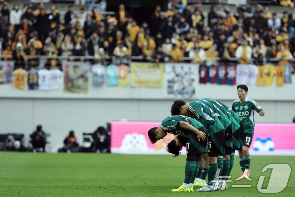 전북 현대 선수들이 6일 오후 1시 30분 서울월드컵경기장에서 열린 2025 하나은행 코리아컵 결승 경기 중 선제득점 후 타노스 코치에게 인사 세리머니하고 있다. /사진=뉴스1