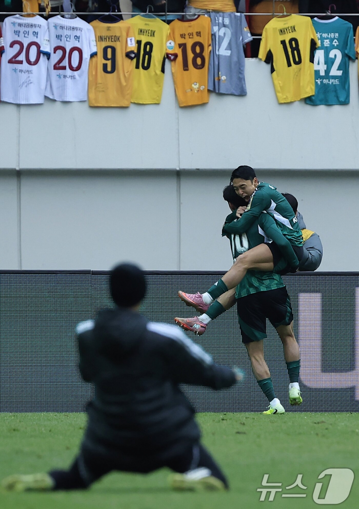 이동준(오른쪽)이 6일 오후 1시 30분 서울월드컵경기장에서 열린 2025 하나은행 코리아컵 결승 선제골을 넣고 송민규 품에 안기고 있다. /사진=뉴스1