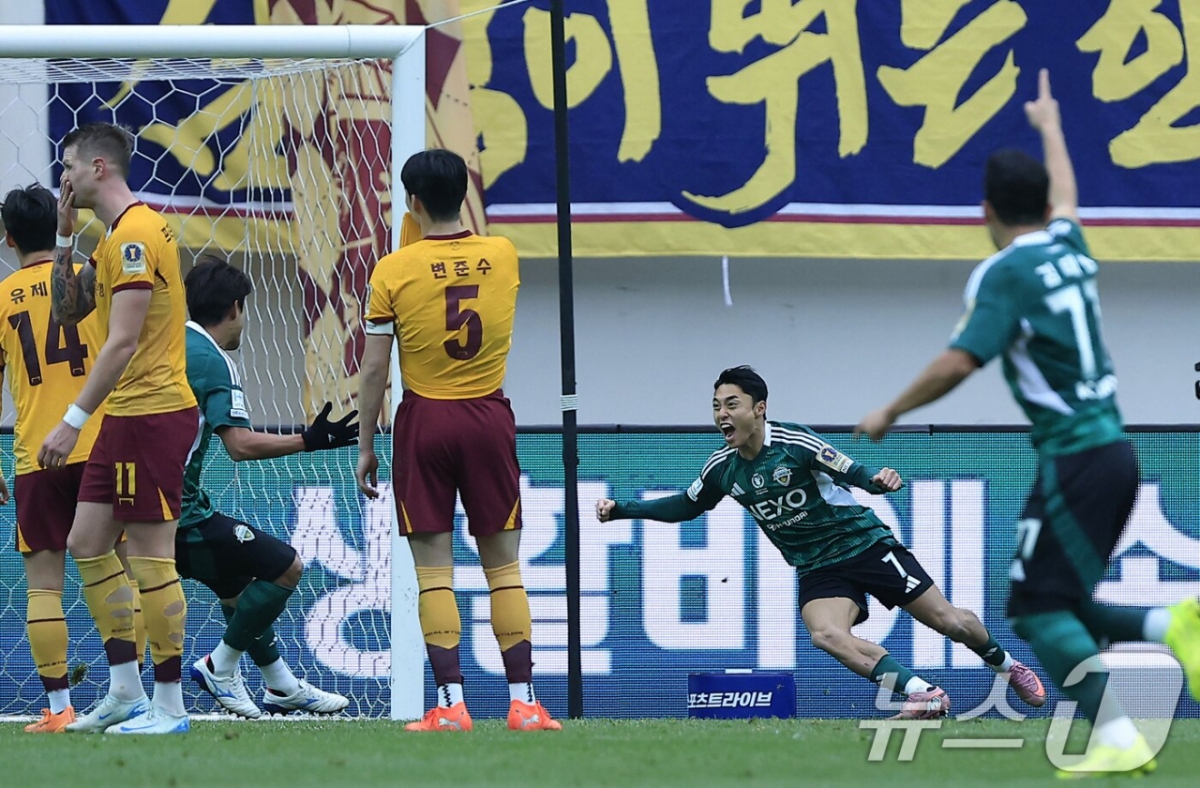 이동준(오른쪽에서 두 번째)이 6일 오후 1시 30분 서울월드컵경기장에서 열린 2025 하나은행 코리아컵 결승에서 선제골을 넣고 포효하고 있다. /사진=뉴스1