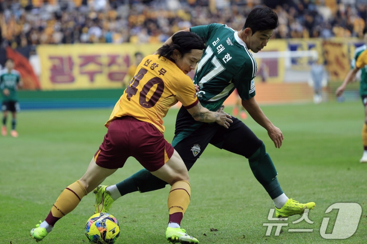 신창무(왼쪽)가 김태현과 6일 오후 1시 30분 서울월드컵경기장에서 열린 2025 하나은행 코리아컵 결승 경기 중 몸싸움하고 있다. /사진=뉴스1