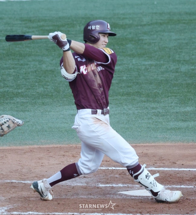 지난 7월 안타를 때려내는 이주형. /사진=김진경 대기자