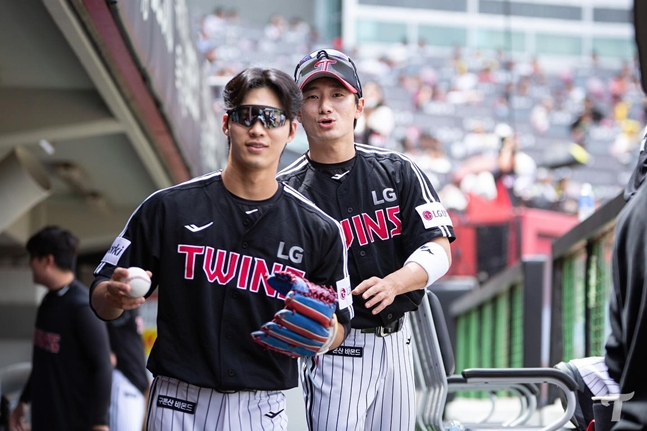 2023년 5월 이주형(왼쪽)과 신민재. /사진=LG 트윈스