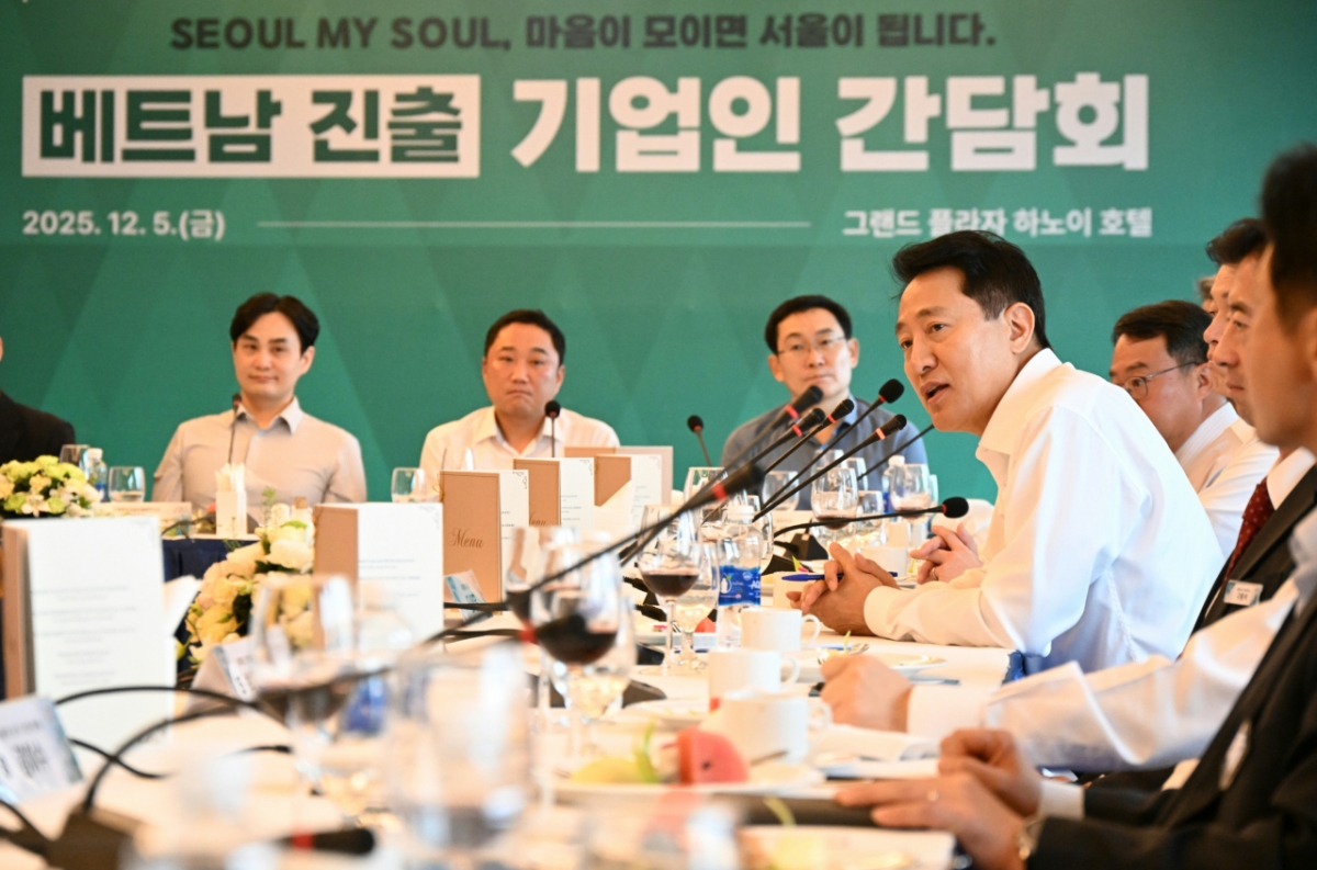 오세훈 서울시장이 현지시각 지난 5일 베트남 하노이 그랜드 플라자 하노이호텔에서 열린 '베트남 진출 기업인 간담회'에서 참석자들과 인사를 나누고 있다./사진=서울시