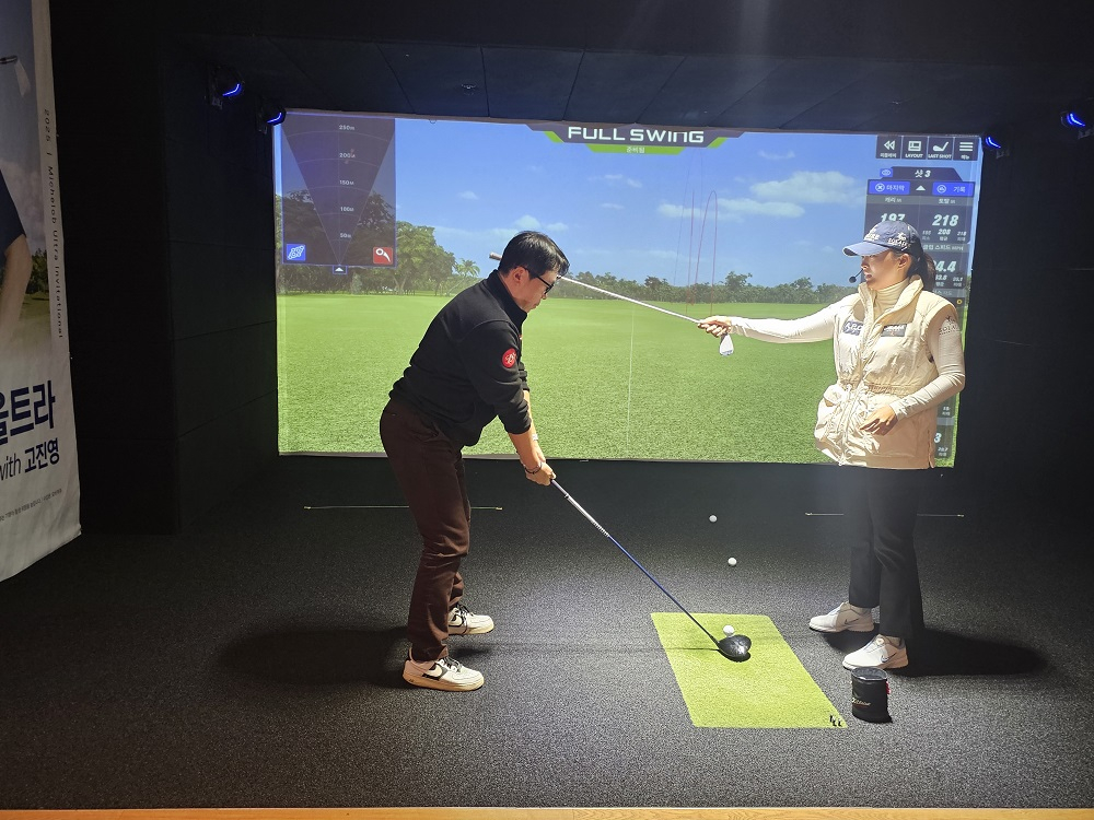 '미켈롭 울트라 인비테이션' 행사에 참석한 참석자를 대상으로 원포인트 레슨을 해주고 있는 고진영 프로/사진=오비맥주