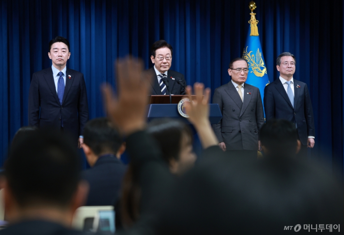 [서울=뉴시스] 고범준 기자 = 이재명 대통령이 3일 서울 용산 대통령실 청사에서 '빛의 혁명 1주년, 대통령 대국민 특별성명' 발표 후 취재진 질문을 받고 있다. 왼쪽부터 강훈식 비서실장, 이 대통령, 위성락 국가안보실장, 김용범 정책실장. 2025.12.03. bjko@newsis.com /사진=고범준