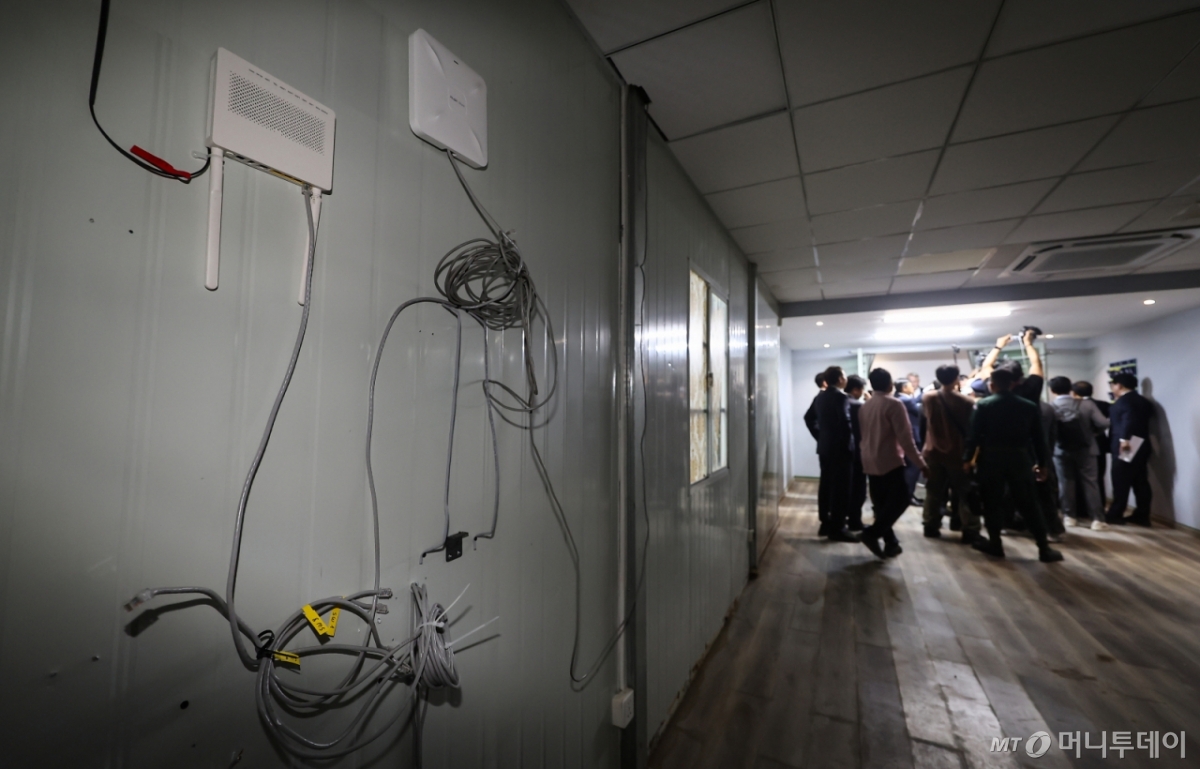 (프놈펜(캄보디아)=뉴스1) 김도우 기자 = 22일(현지시간) 캄보디아 프놈펜 외곽 온라인스캠범죄로 단속된 건물 내부에 인터넷 랜선이 남겨져 있다. 2025.10.22/뉴스1  Copyright © 뉴스1. All rights reserved. 무단 전재 및 재배포,  AI학습 이용 금지. /사진=(프놈펜(캄보디아)=뉴스1) 김도우 기자