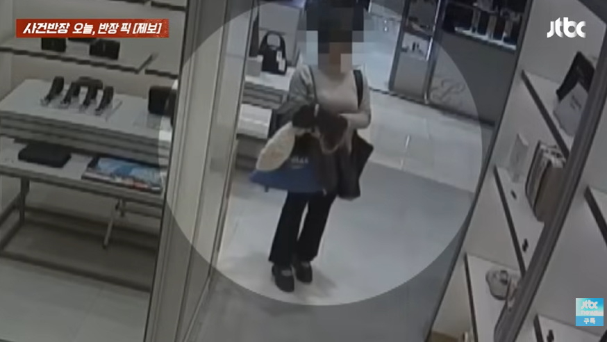 서울 한 백화점을 찾은 여성이 고가 가방을 훔치고 있는 모습. /사진=JTBC 사건반장 갈무리