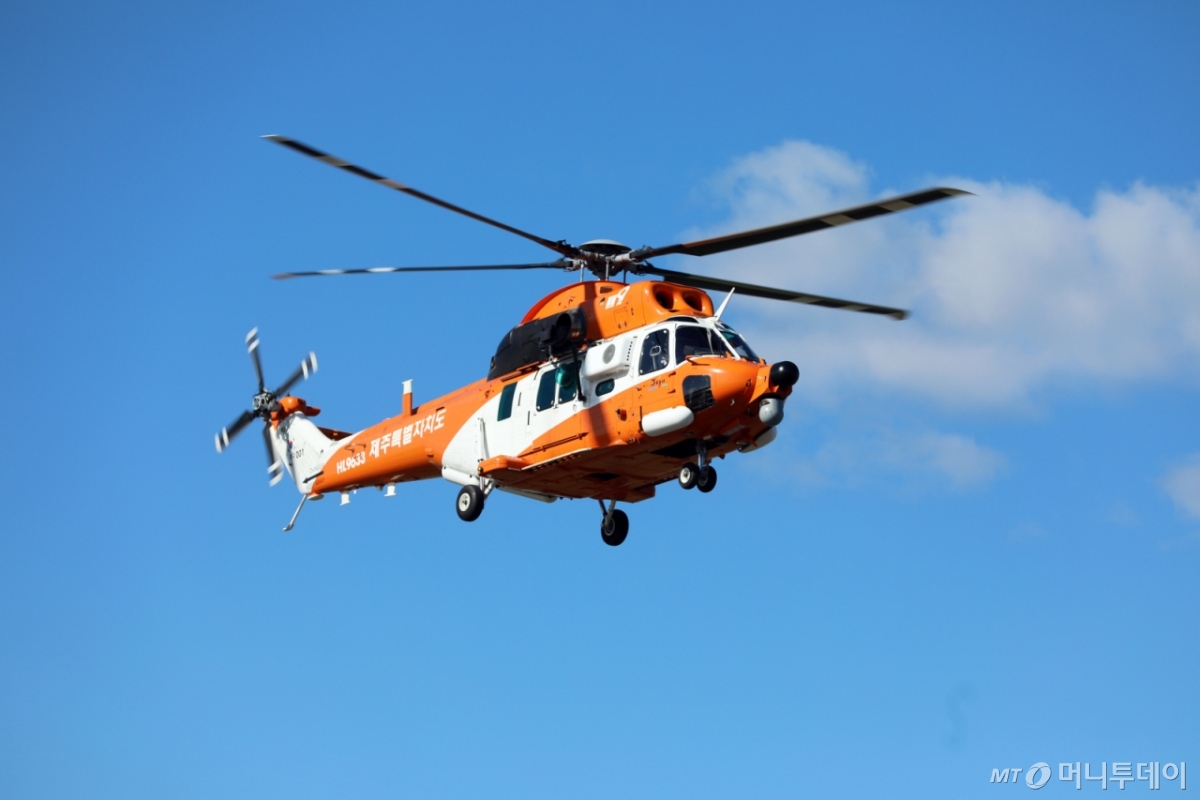 (제주=뉴스1) 홍수영 기자 = 28일 오후 제주국제공항 화물터미널 계류장에서 열린 '2025년 항공기 사고 수습 및 대테러 종합훈련'에서 소방헬기가 이동하고 있다. 이번 훈련에는 한국공항공사 제주공항과 제주도, 제주지방항공청, 경찰, 해경, 소방, 해병대 등 33개 유관기관이 참여했다. 2025.10.28/뉴스1 Copyright © 뉴스1. All rights reserved. 무단 전재 및 재배포, AI학습 이용 금지. /사진=(제주=뉴스1) 홍수영 기자