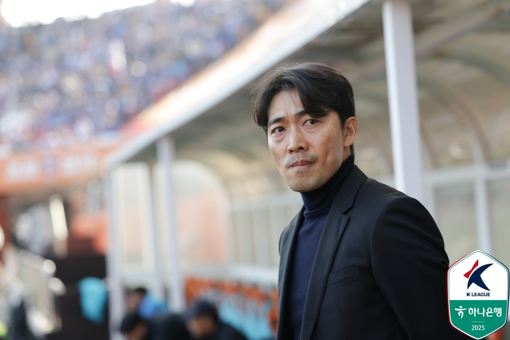 변성환 수원 삼성 감독이 7일 오후 2시 제주월드컵경기장에서 열린 하나은행 K리그 2025 승강 플레이오프(PO) 2차전을 지켜보고 있다. /사진=한국프로축구연맹 제공