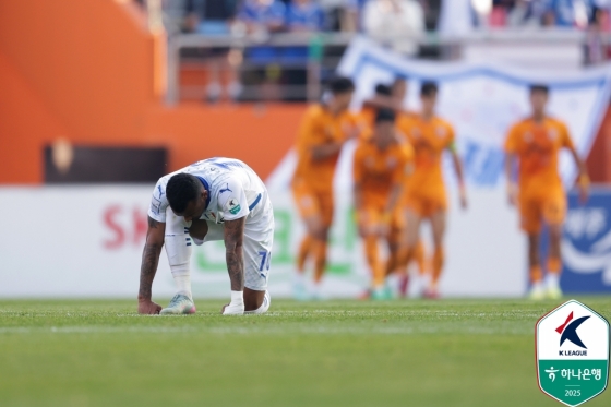 수원 삼성 공격수 세라핌이 7일 오후 2시 제주월드컵경기장에서 열린 하나은행 K리그 2025 승강 플레이오프(PO) 2차전 수원의 실점 후 무릎을 꿇고 있다. /사진=한국프로축구연맹 제공