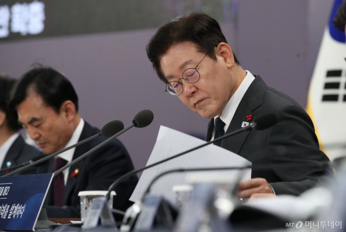 (천안=뉴스1) 대전충남사진공동취재단 = 이재명 대통령이 5일 오후 충남 천안 한국기술교육대학교에서 열린 ‘충남의 마음을 담다’ 타운홀미팅 간담회에서 자료를 살펴보고 있다. 2025.12.5/뉴스1  Copyright © 뉴스1. All rights reserved. 무단 전재 및 재배포,  AI학습 이용 금지. /사진=(천안=뉴스1) 대전충남사진공동취재단