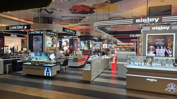 대만 신광미츠코시 산이 플레이스점에 입점한 글로벌 뷰티 브랜드 매장 전경. 더현대 글로벌 팝업 매장과 비교하면 한산한 모습이었다. /사진=유엄식 기자