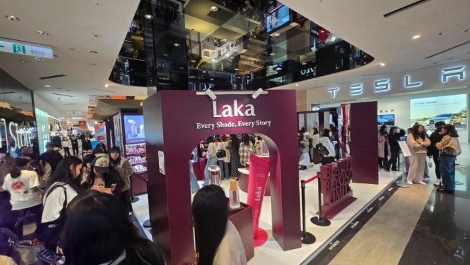 더현대 글로벌이 운영한 라카 팝업 매장에 입장하기 위해 고객들이 대기줄을 서 있다. /사진=유엄식 기자